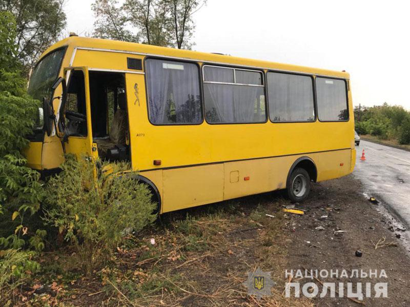 В Донецькій області зіштовхнулися “легковик” та пасажирський автобус 1