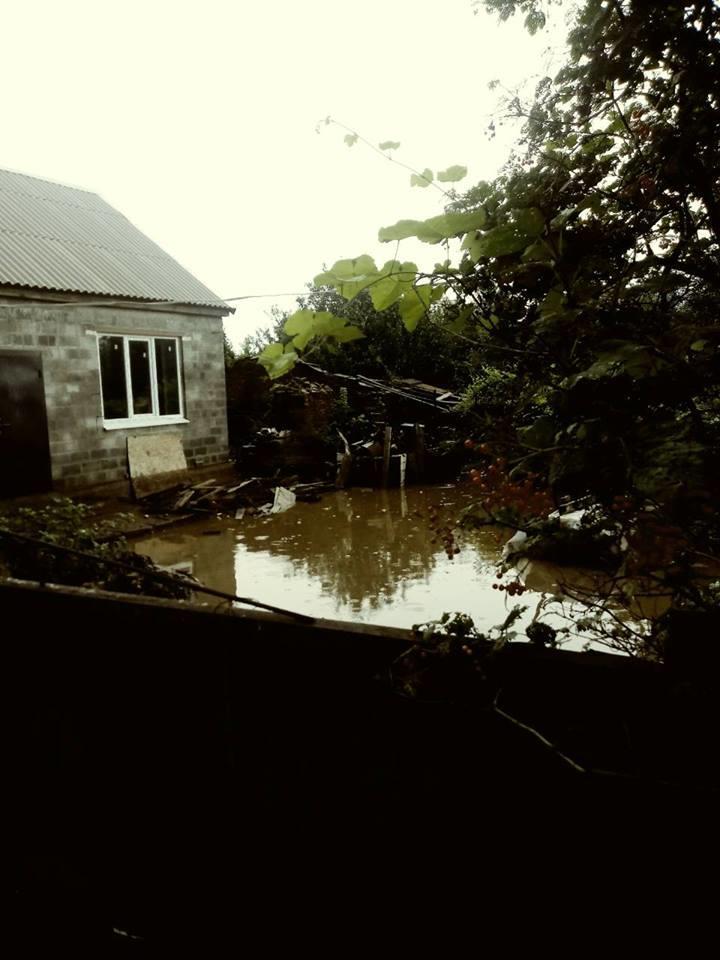 Через масивні зливи вже кілька днів затоплені подвір’я житлових будинків смт Луганське