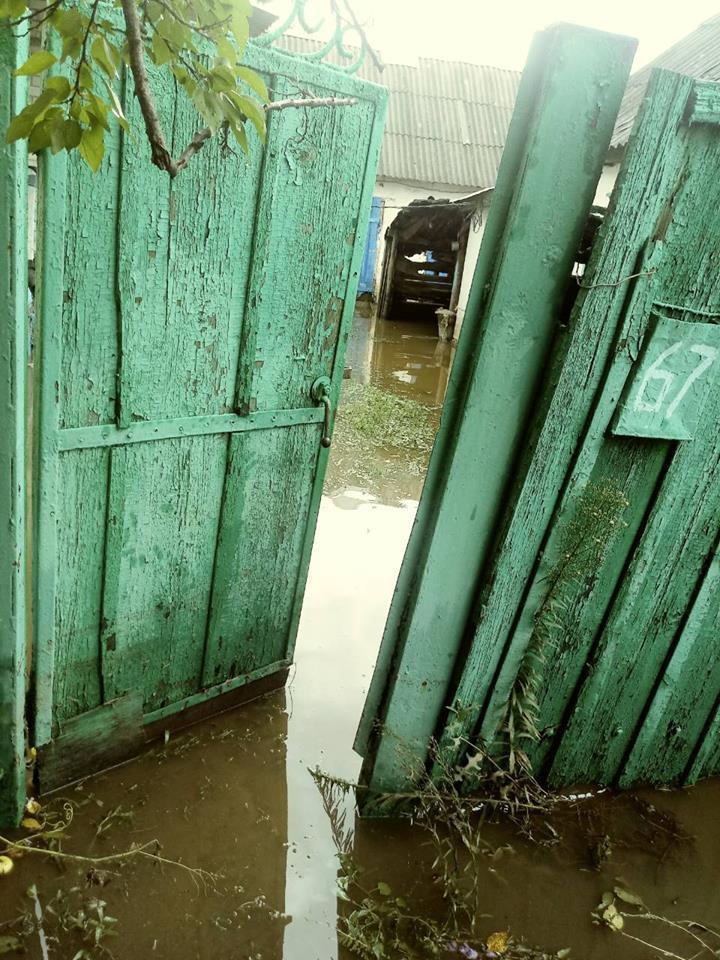 Через масивні зливи вже кілька днів затоплені подвір’я житлових будинків смт Луганське