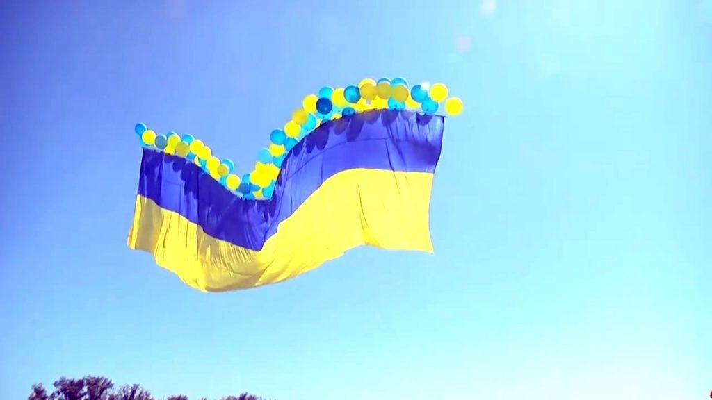 Рекордно великий український стяг запустили в Авдіївці в бік окупованих територій