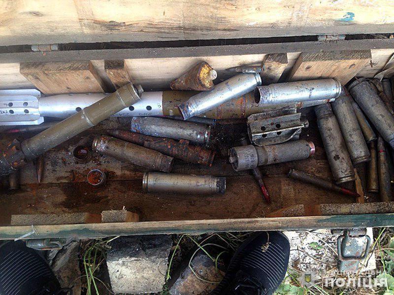 Поліцейські вилучили у жителя Красногорівки ящик боєприпасів