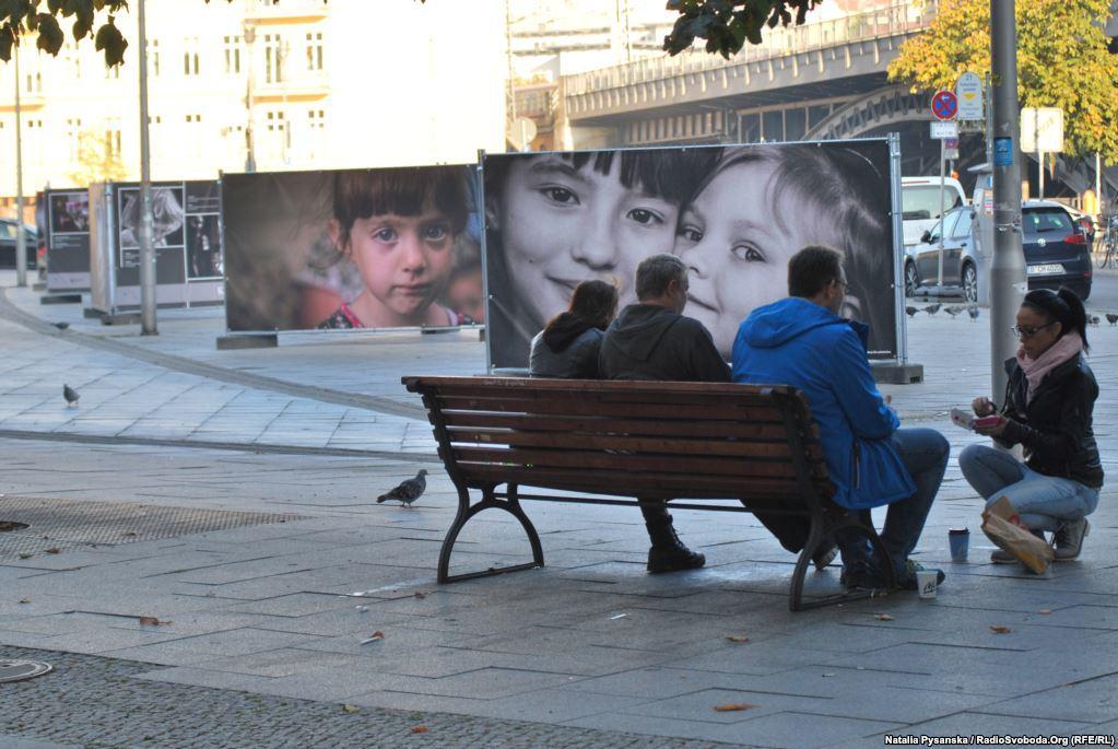 В Берлине появилась фотовыставка, посвященная детям с Донбасса (ФОТО)