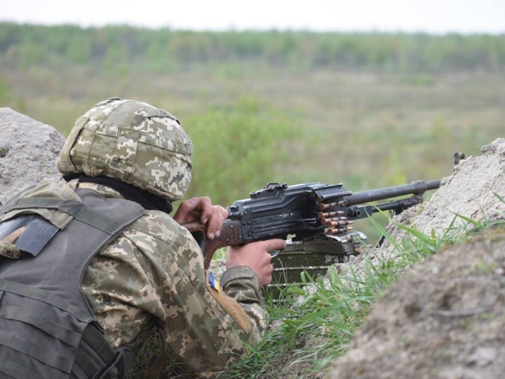 В зоне ООС за сутки зафиксировали 17 обстрелов, ранены 2 бойца ВСУ