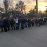 В Лисичанске люди перекрыли дорогу с требованием выплатить зарплату шахтерам (ФОТО, ВИДЕО)