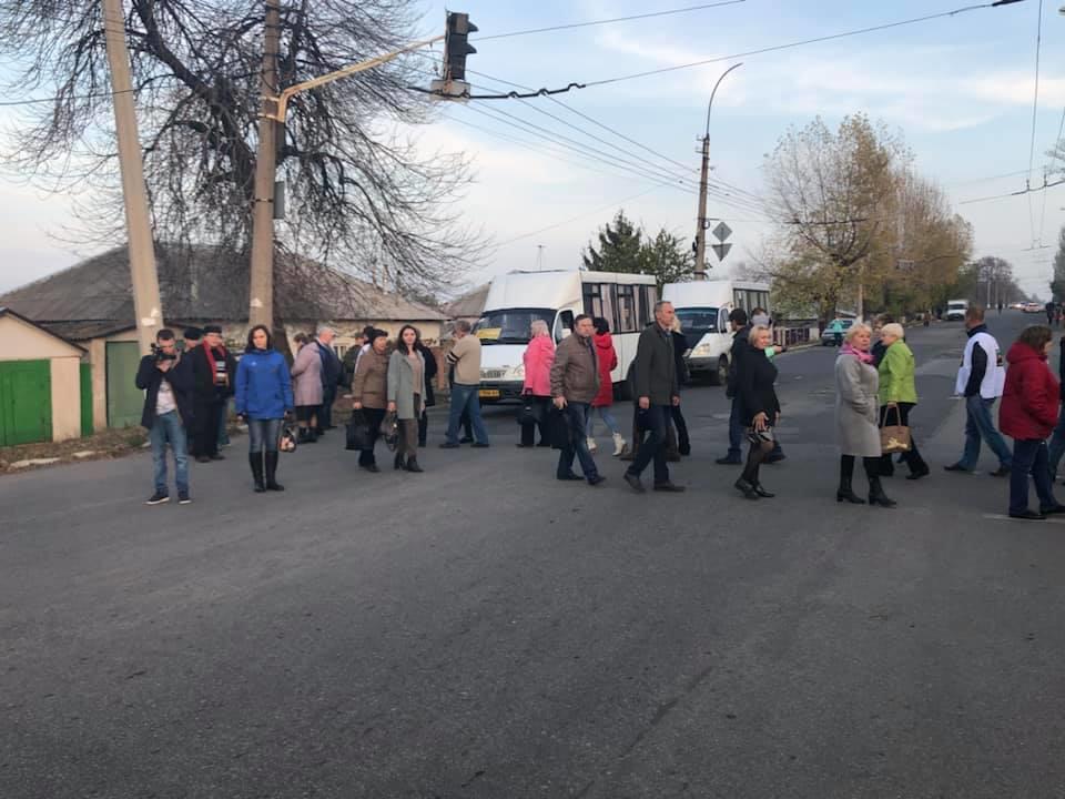 В Лисичанске люди страйкуют на дороге