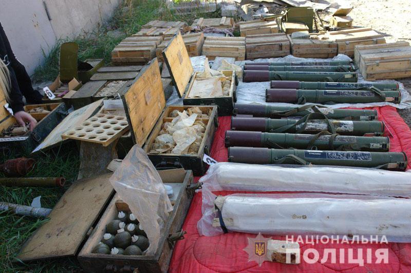 Бахмутськие полицейские нашли “клад” с тысячами боеприпасов (ФОТО)