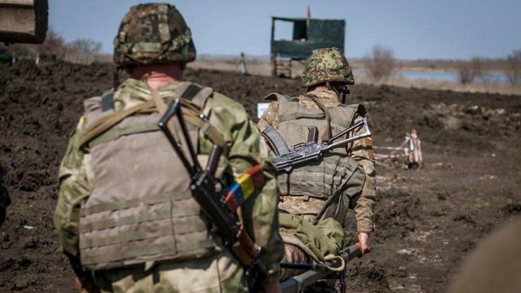 За сутки на Донбассе под обстрелами погибли 2 бойцов ВСУ, еще двое подорвались на мине