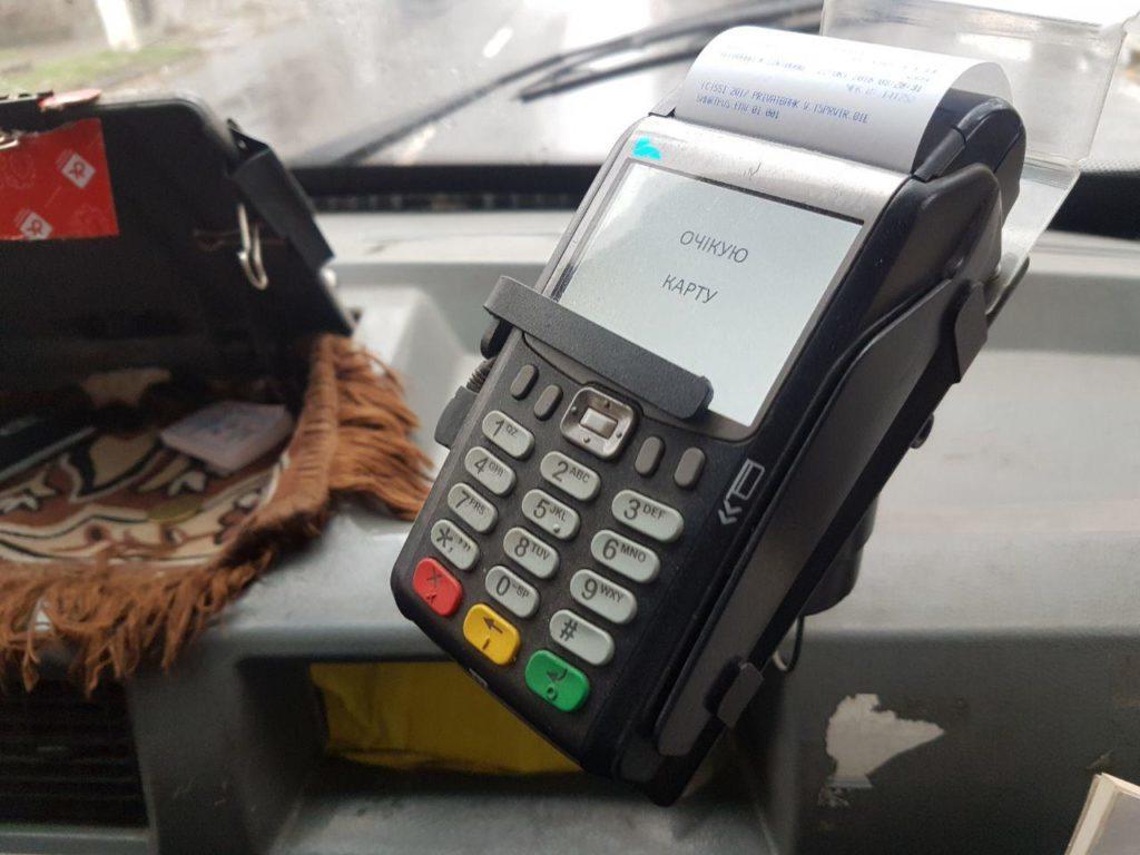 В ногу з часом: В Бахмуті один з перевізників встановив термінали для оплати проїзду карткою