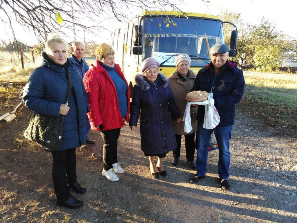 С прифронтового села Черненко теперь ходит бесплатный автобус в Мариуполь