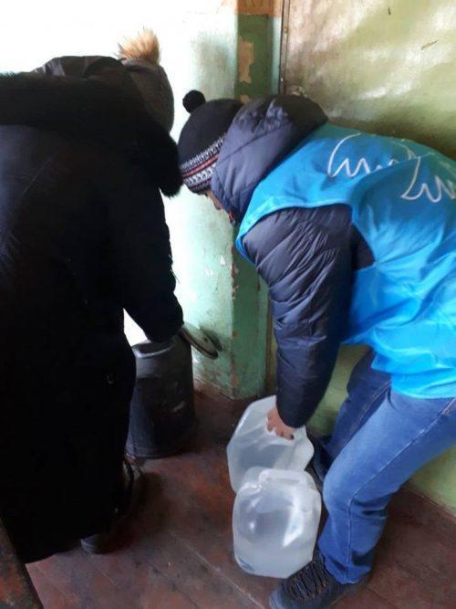 Проліска дала мешканцям Пилипчатиного з Бахмутського району ковдри та питну воду