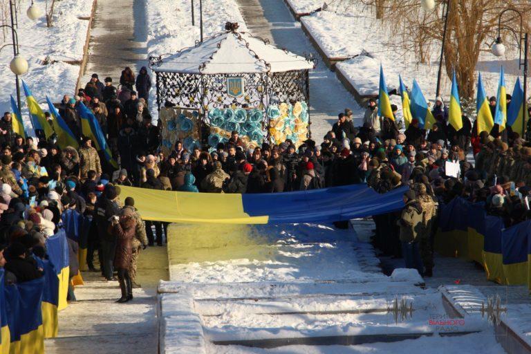 В Бахмуті більше сотні людей об’єднались в акції до річниці дня соборності України