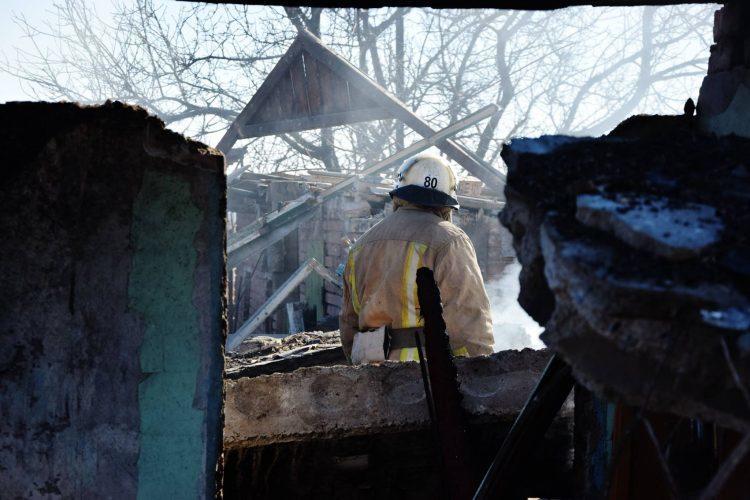 Окупанти влучили в Новолуганське та зруйнували будинок місцевого мешканця