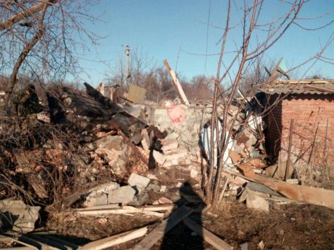 Окупанти влучили в Новолуганське та зруйнували будинок місцевого мешканця
