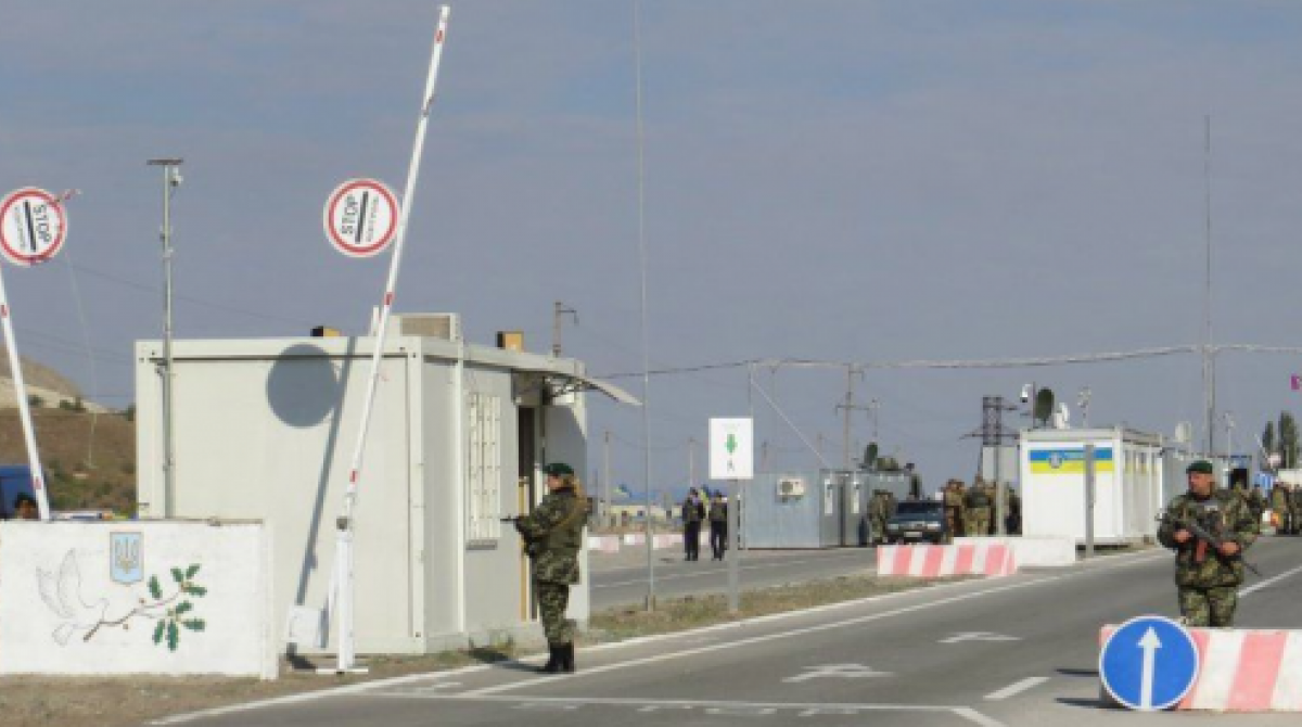 Чоловік хотів провезти пломби ЦВК через КПВВ "Новотроїцьке"