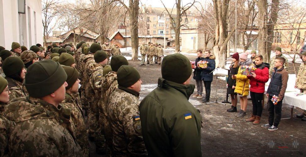Військовослужбовиць мобільного госпіталю на Донеччині привітали зі святом