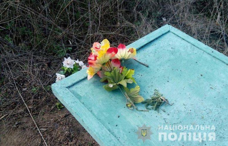 На Донеччині на кладовищі підірвалась жінка