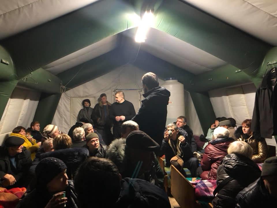 На КПВВ “Майорське” застрягли близько 90 людей, що не встигли в’їхати на підконтрольну територію