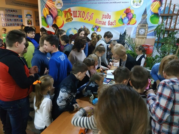В Торецке школьники заработали денег и поздравили с Рождеством сирот и пожилых людей