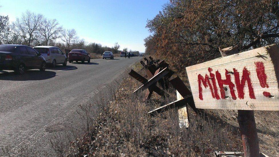 Штаб ООС: Боевики не дали украинским саперам разминировать территорию возле КПВВ “Марьинка”