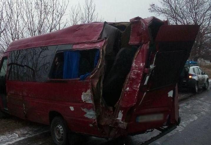В Волновахском районе в аварии из-за гололеда пострадали трое пассажиров. Среди них 8-летний ребенок