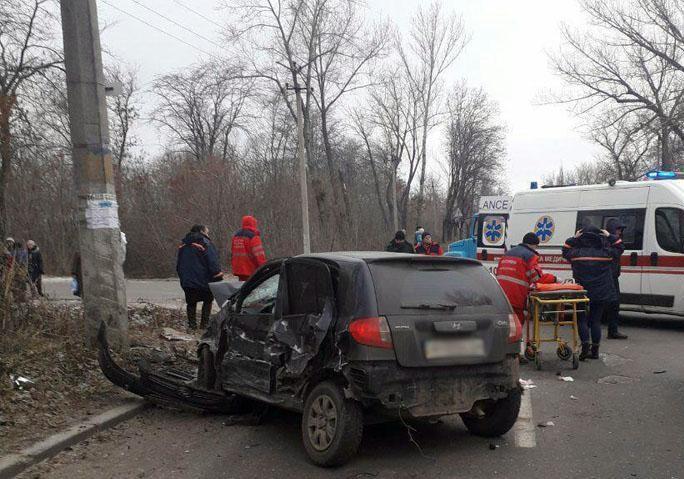 В Донецкой области легковушка, из-за ДТП, вылетела в пешехода. 2 человека погибли