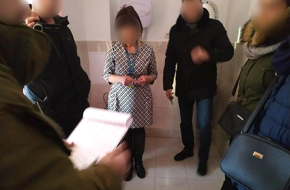 ГБР задержали заведующую отдела миграционной службы из Донецкой области на взятке
