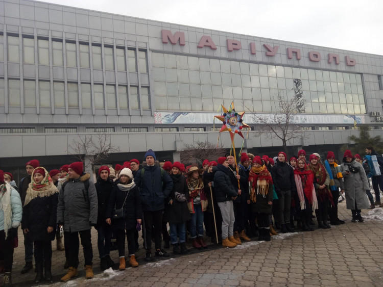 Більше 100 студентів з Харкова відвідають міста Донеччини зі “Щедриком”