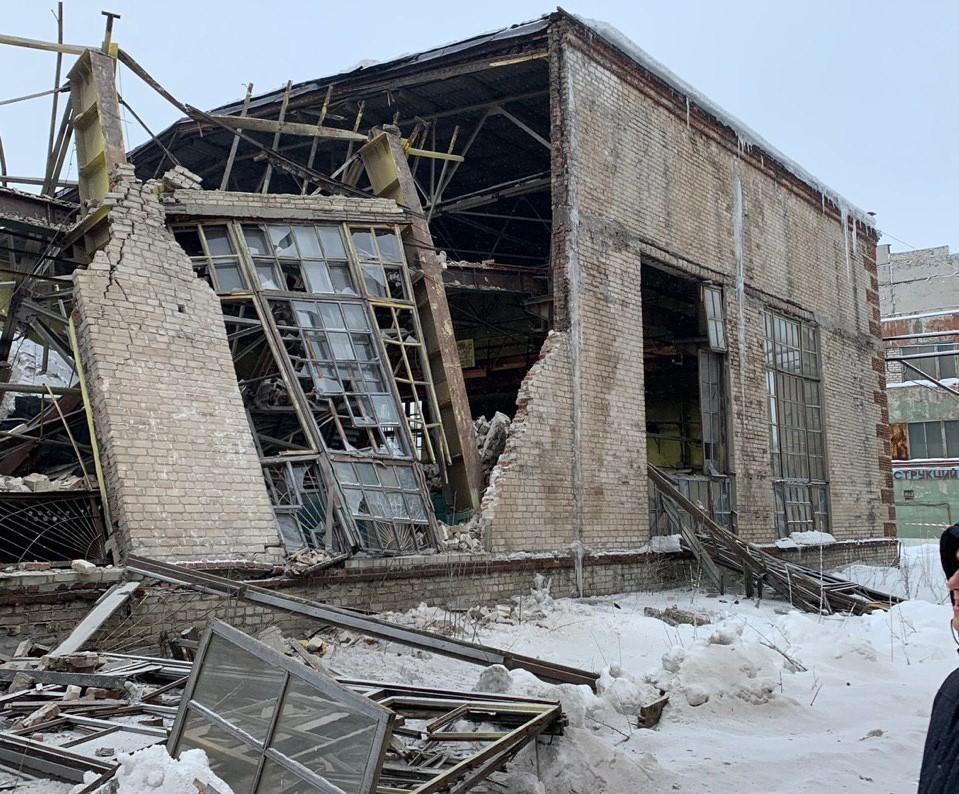 В оккупированной Горловке завалился цех машиностроительного завода. Один рабочий погиб (ФОТО)