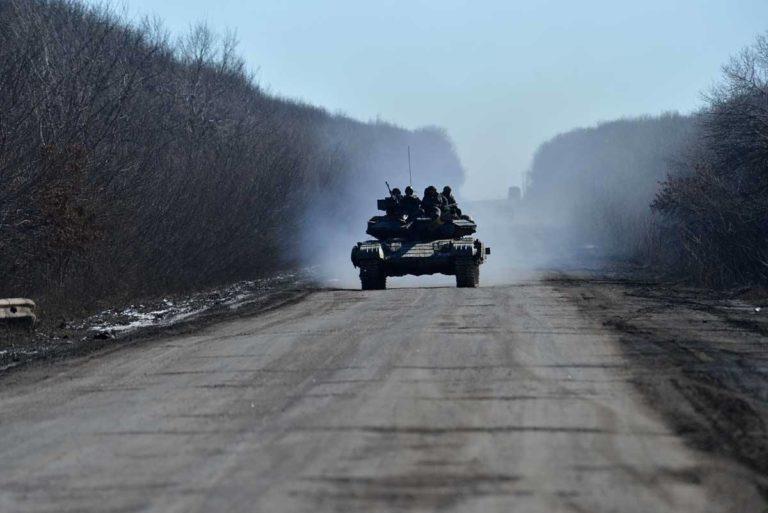 “Я пам’ятаю запах крові. Військові не розуміли, де вони і що з ними трапилось”. Історія виходу з Дебальцевого (фото, відео)