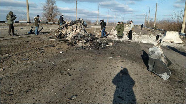 На одному з непідконтрольних КПВВ підірвався мікроавтобус. Є загиблі (фото, відео. Оновлюється)