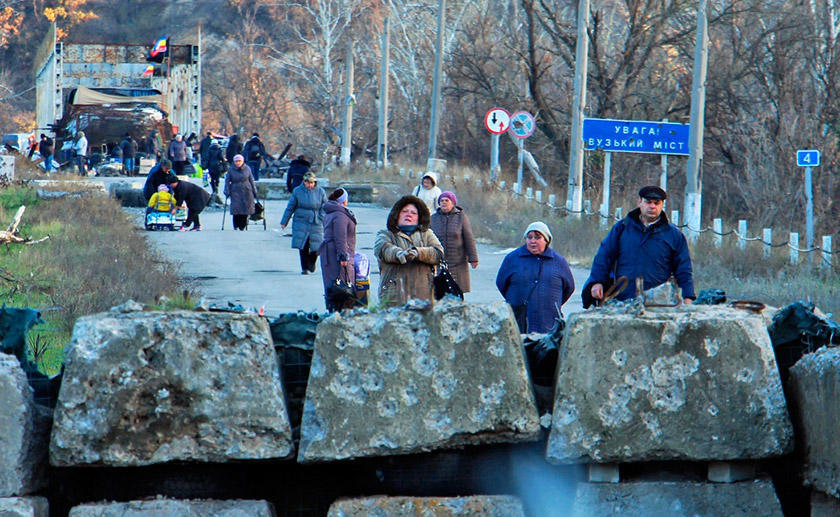 На КПВВ на Луганщині кілька десятків людей знепритомніли у черзі, — ОБСЄ