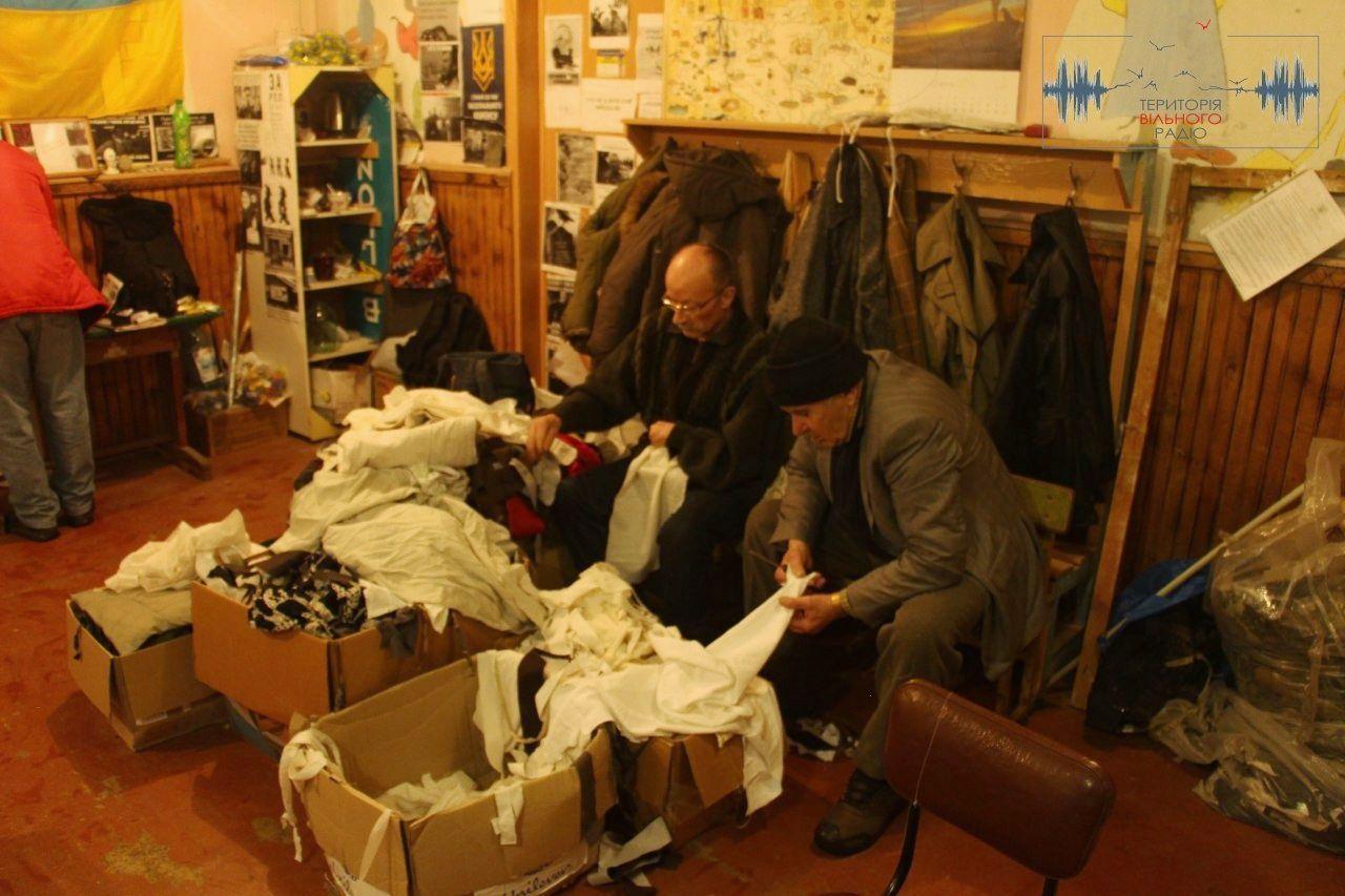 Як волонтери з Бахмута плетуть сітки для військових на Донбасі