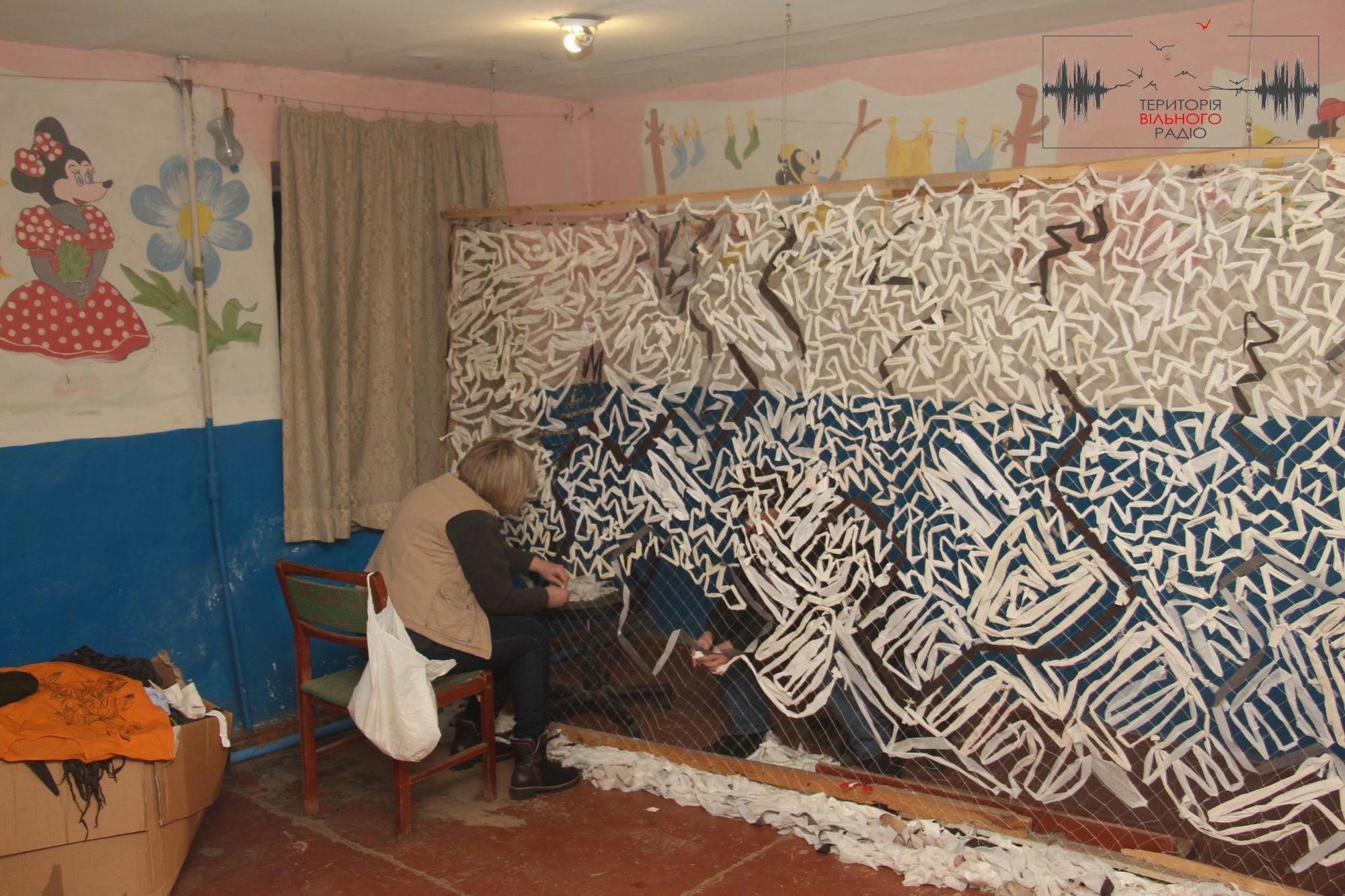 Як волонтери з Бахмута плетуть сітки для військових на Донбасі