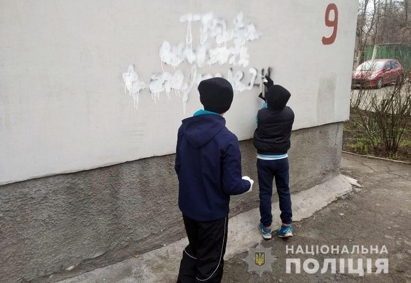 Школярі Донеччини массово розмальовують стіни