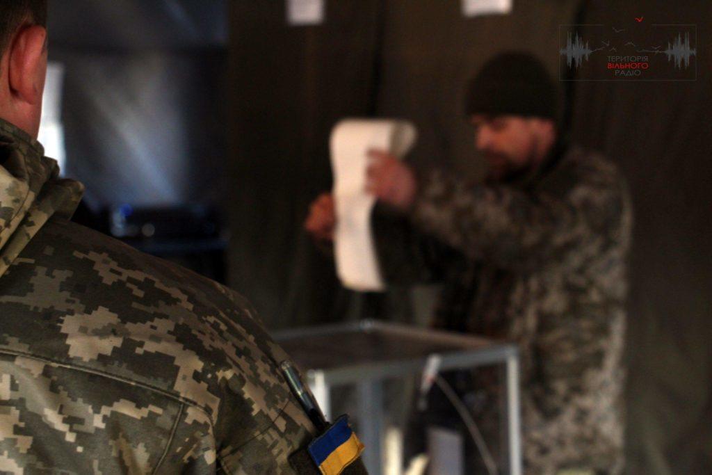 Як голосують військові у Зайцевому (ФОТО, ВІДЕО)