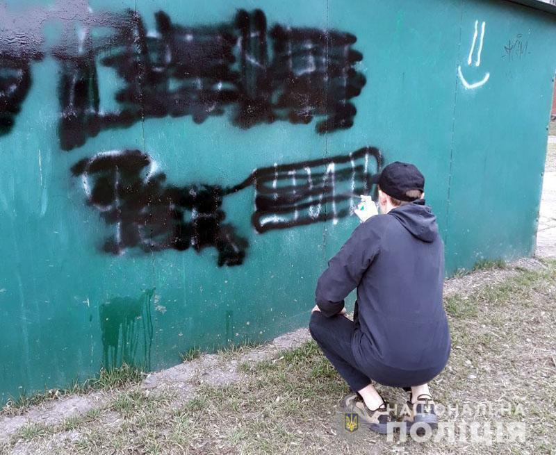 Школярі Донеччини массово розмальовують стіни