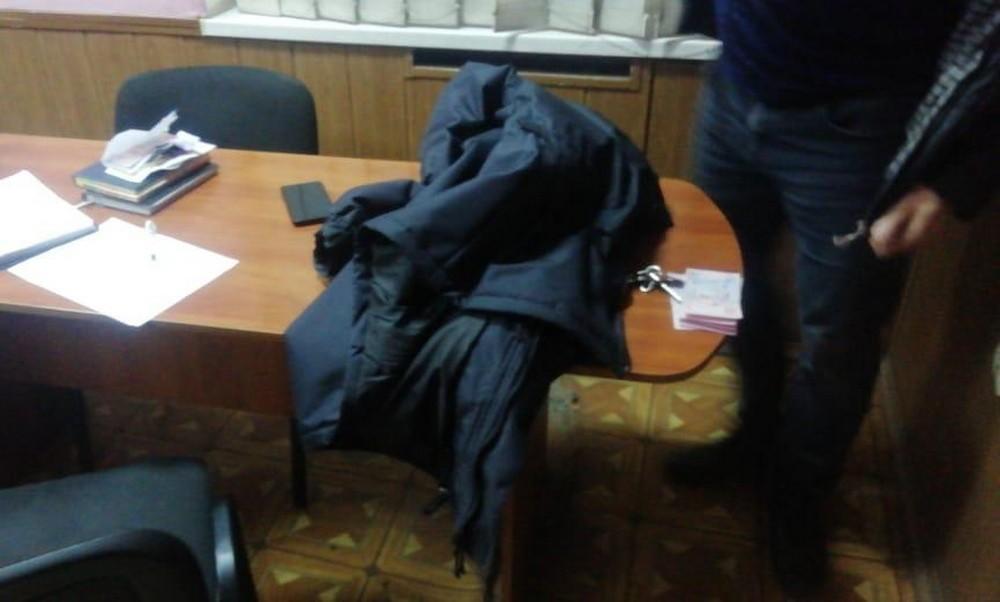 На Донеччині затримали на гарячому двох поліцейських-хабарників