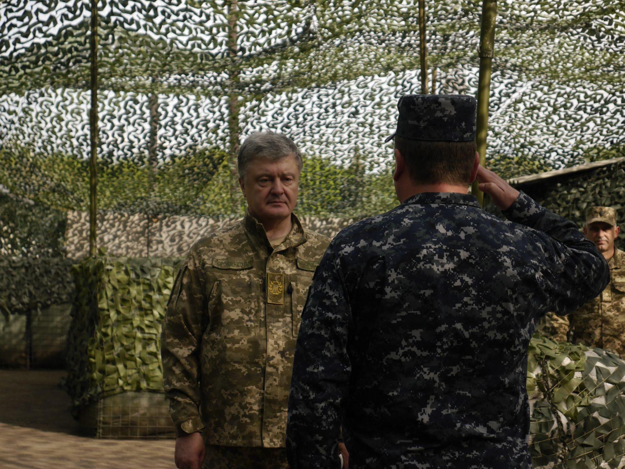 На Донеччині Порошенко нагородив військових