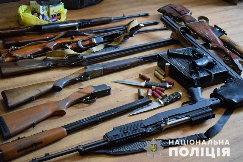 Жителі Донеччини за місяць принесли у поліцію близько 300 одиниць зброї та більше сотні мін