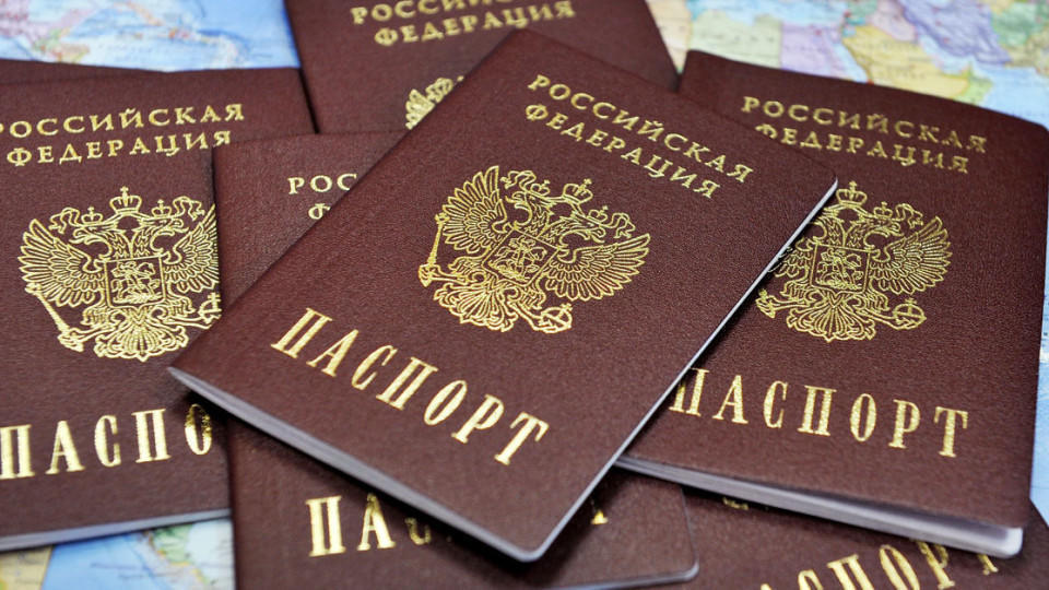 Україна не визнаватиме фейкових російських паспортів, — Гройсман