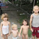 На Донеччині благодійники знайшли чотирьох голодних маленьких дітей, яких залишили самих вдома (ФОТО)