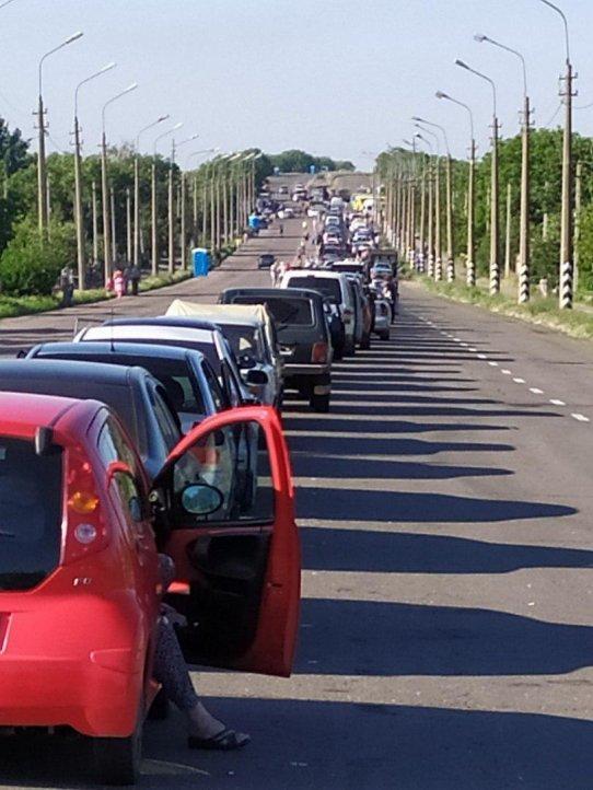 На КПВВ бойовиків утворились черги на кілька сотень авто