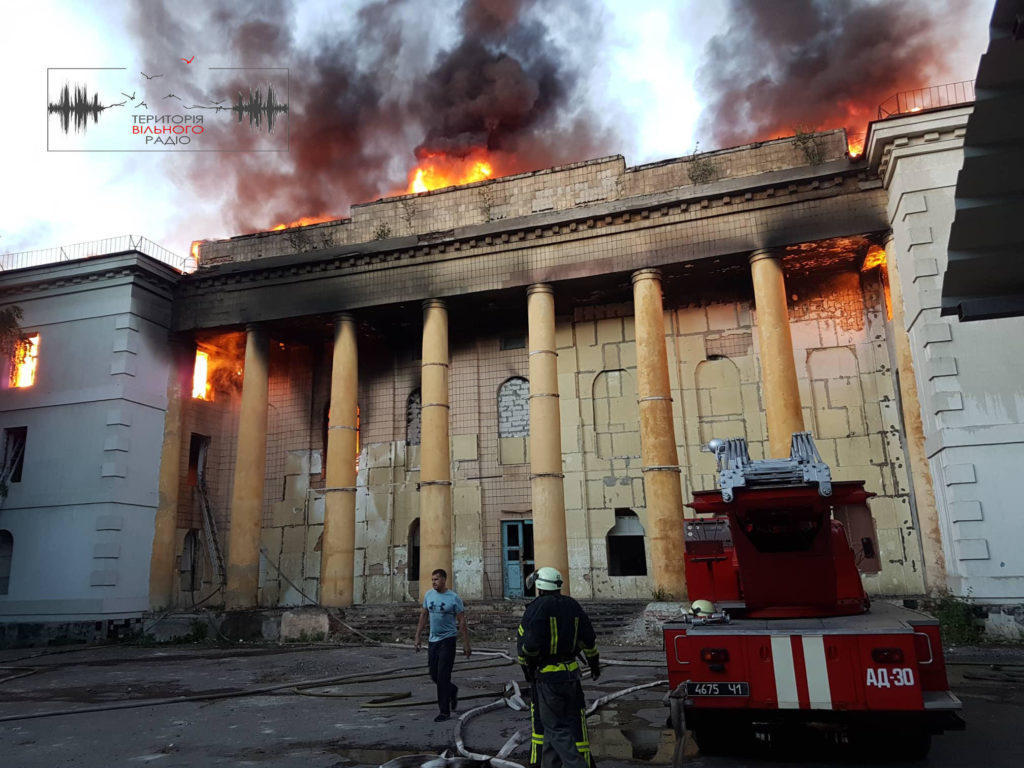 У Бахмуті горить один із будинків культури (ВІДЕО)