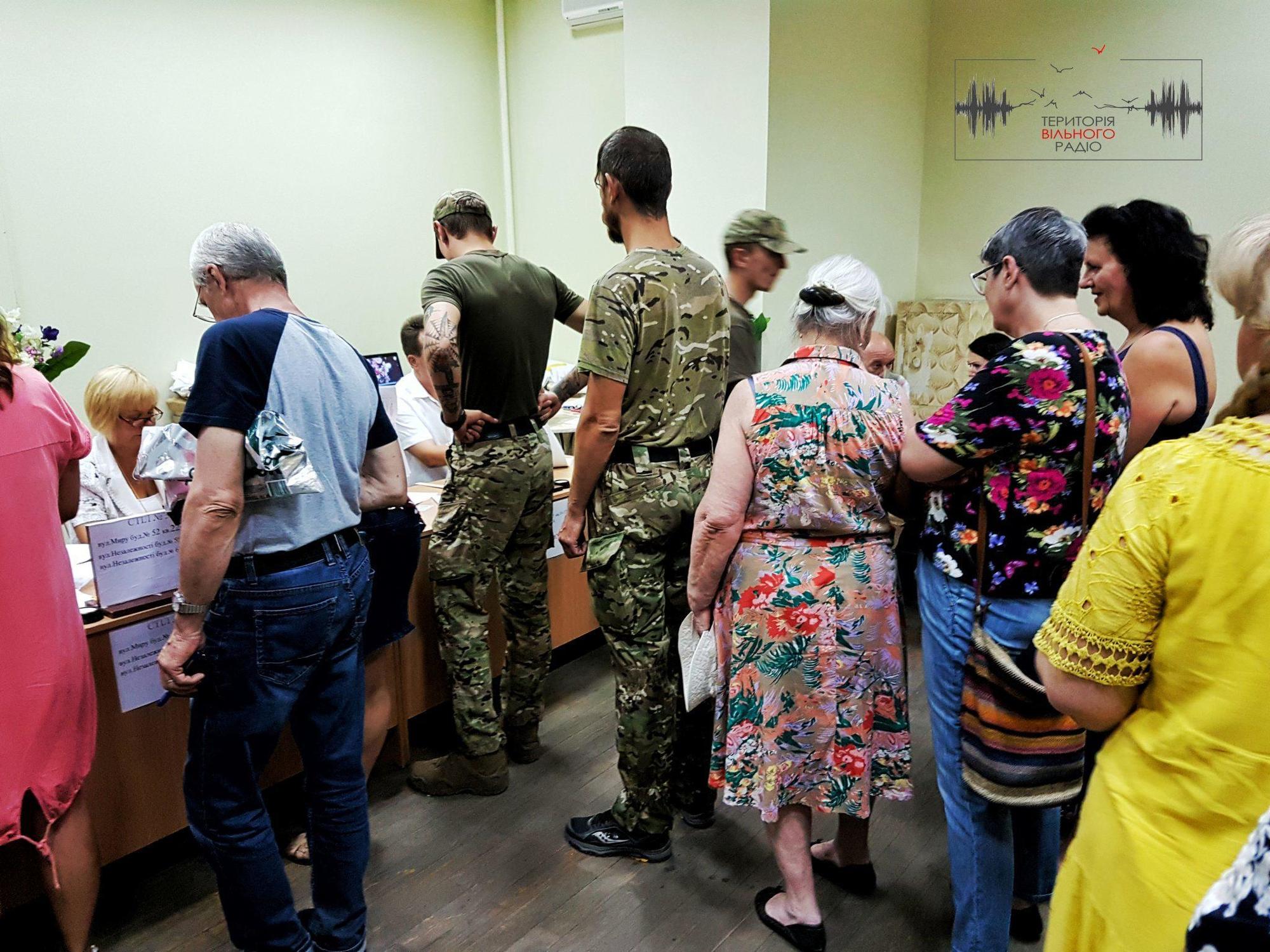 Як голосують військовослужбовці на Донеччині (ФОТО)
