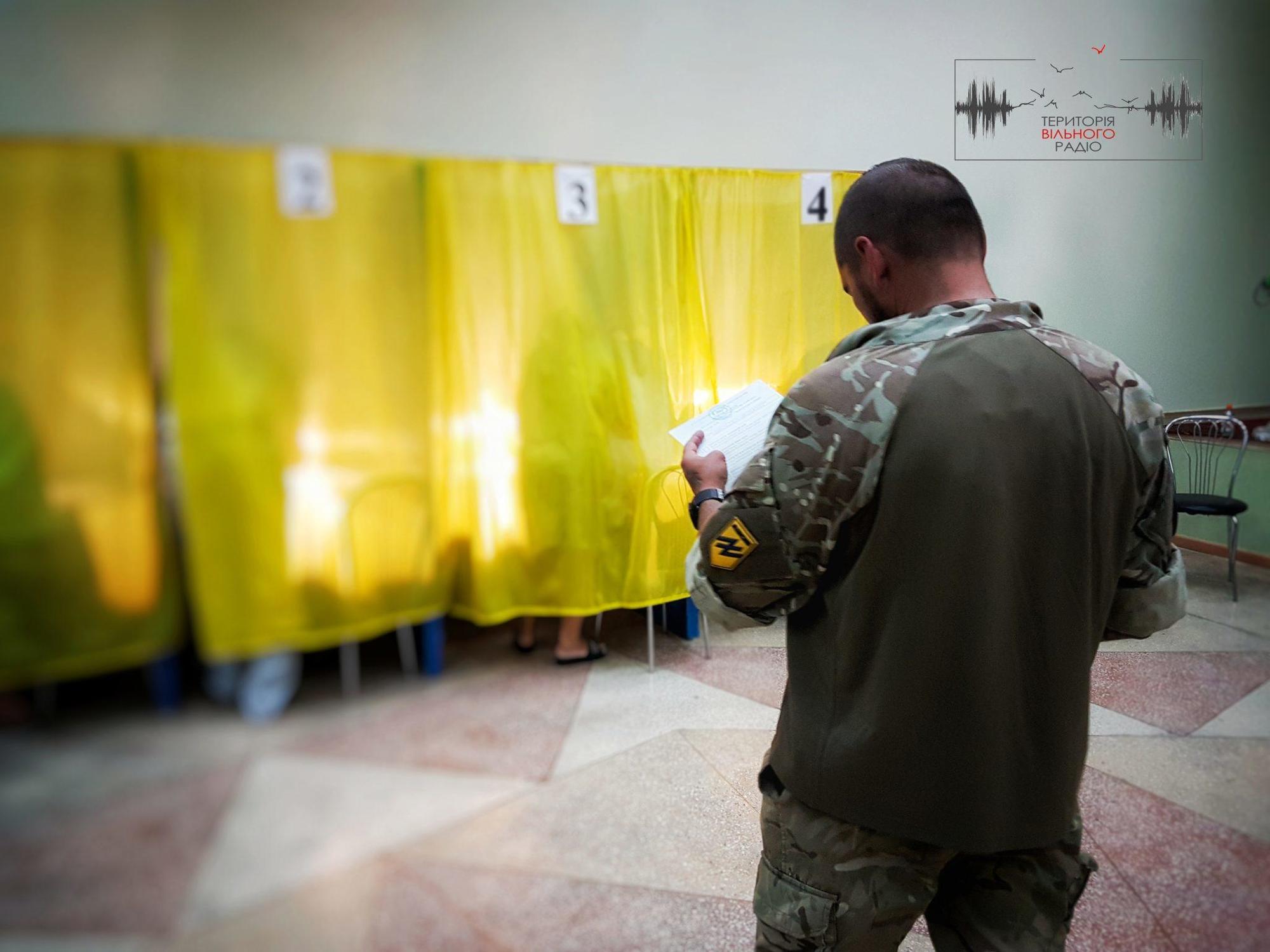 Як голосують військовослужбовці на Донеччині (ФОТО)