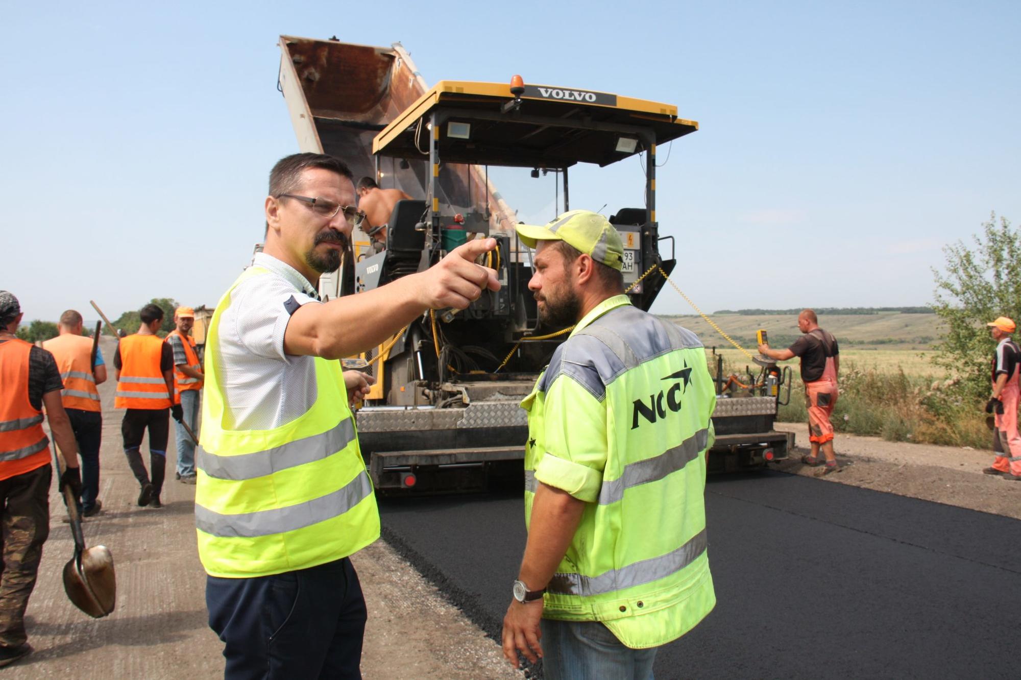 До кінця серпня обіцяють відкрити відремонтовану трасу між Донецькою і Луганською областями (ФОТО)