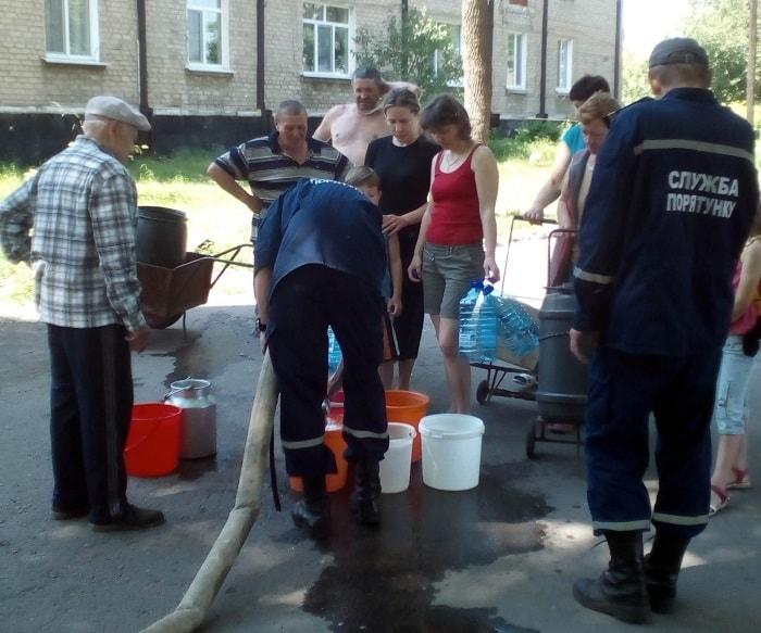 Спасатели ГСЧС подвозят воду жителям Луганщины, которые остались без водоснабжения