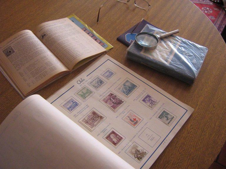 На Донеччині через КПВВ намагались перевезти книгу та марки вартістю 75 тис грн
