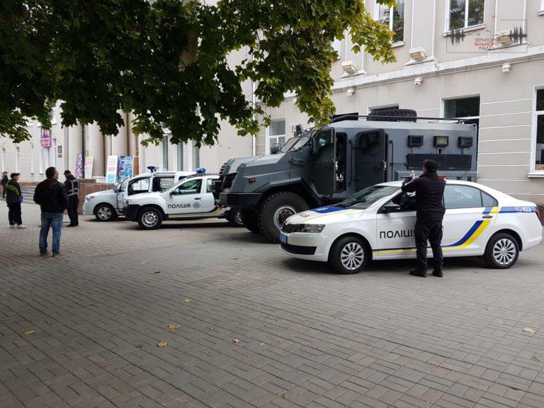 В Бахмуті на центральну площу виставили триметровий бронеавтомобіль (ФОТО)