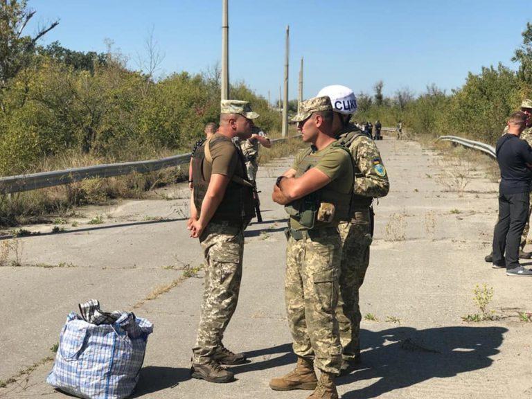 Представники т.з. “ЛНР” віддали українському омбудсмену 54 в’язня. Одного з них одразу ж звільнять (ФОТО)